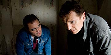 Nesbitt y Neeson, en 'Cinco minutos de gloria'