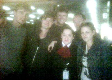 Foto tomada este lunes en el aeropuerto de Buenos Aires, con una empleada aérea (qiuien la colgó en internet), y compañeros de reparto juno a Kristen 