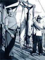 Hemingway, con Gregorio Fuentes y el fruto de una jornada de pesca
