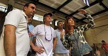 Douglas (centro) visitando un edificio en rehabilitación en La Habana Vieja (Reuters)