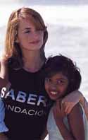 Con una niña de Sabera (©¡Hola!)