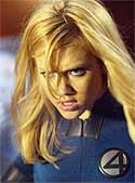 Rubia, con ojos azules, como Sue Storm