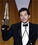 Leguizamo, con su premio (©Reuters)