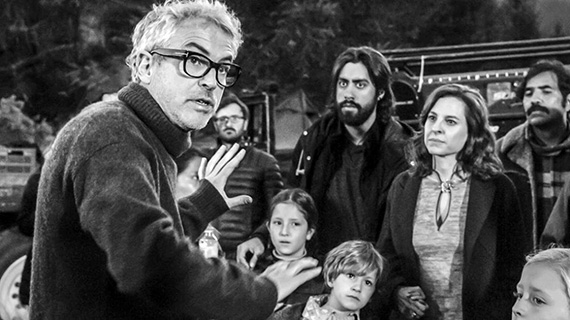 Alfonso Cuarón, dirigiendo una escena de "Roma"