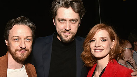 Andy Muschietti, con los dos protagonistas de su secuela