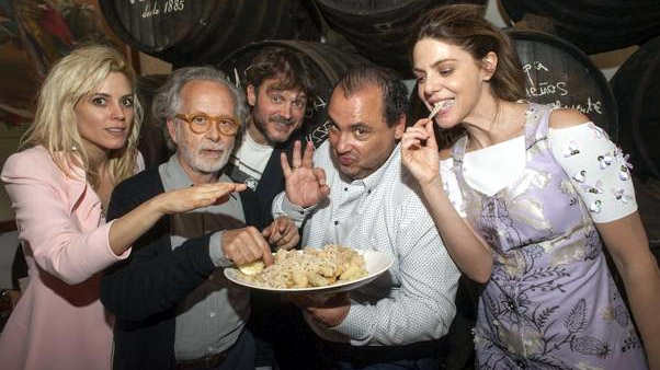 Nuñez sostiene una bandeja al lado de Colomo y otros actores de su película (SUR)