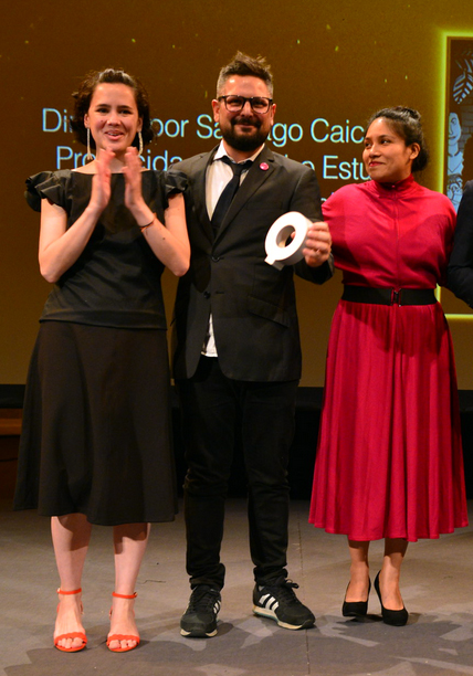 Santiago Caicedo, flanqueado por la compositora Adriana García y la productora Nidia Santiago (PQ)