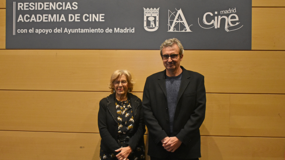La alcaldesa de Madrid, Manuela Carmena, con el presidente de la Academia, Mariano Barroso