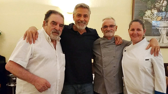 Clooney, con el equipo del restaurante tinerfeño donde comió