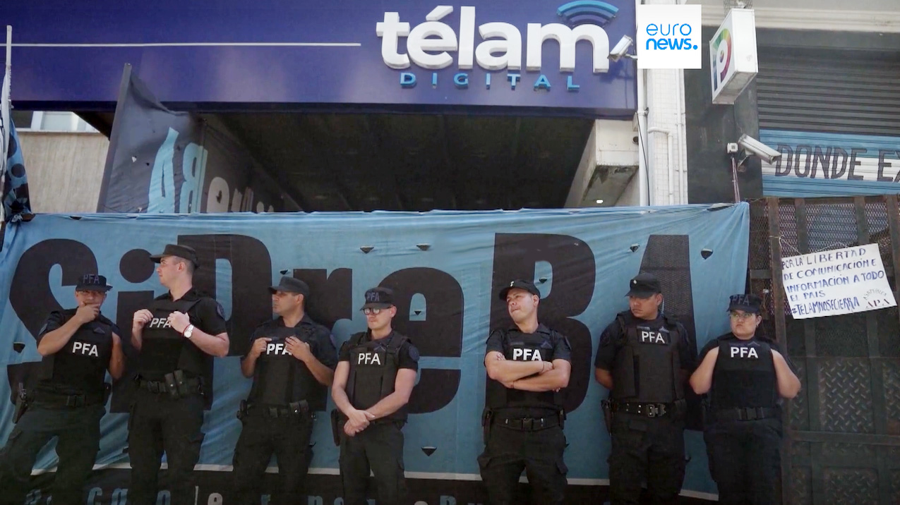 La policía ante la sede de Télam (Euronews)
