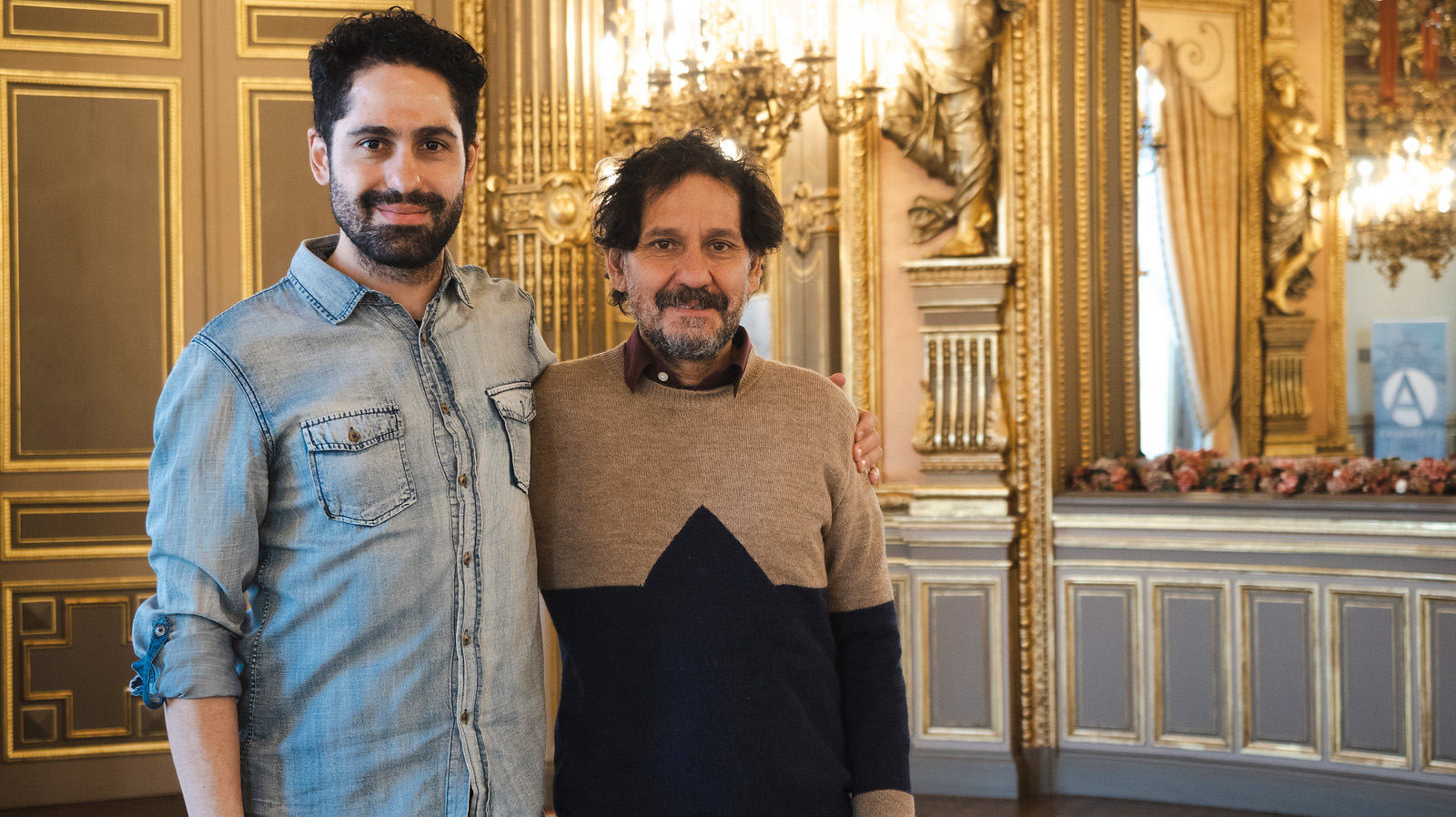 Marcos Loayza (dcha) junto a su hijo, el también cineasta Alejandro Loayza