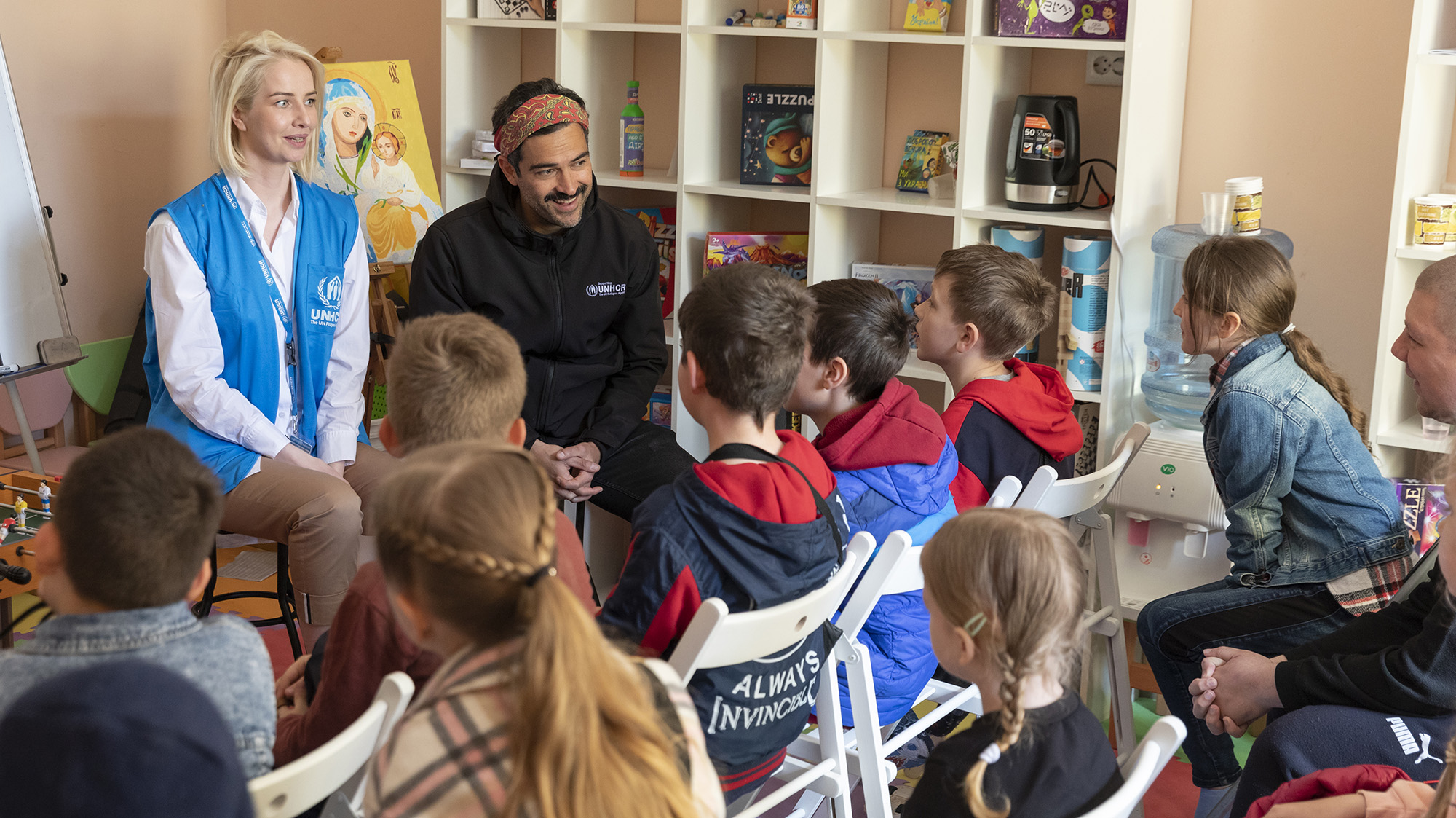 Herrera , con niños ucranianos