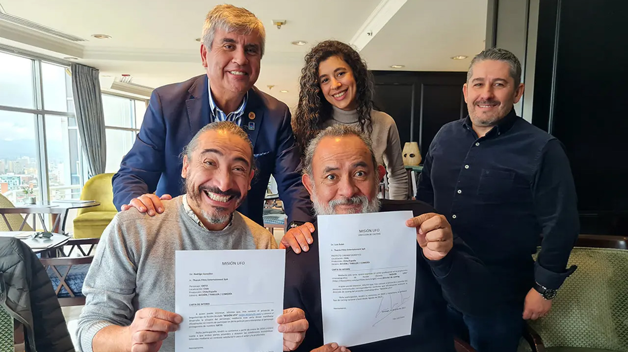 El equipo de la película con el alcalde de Vicuña