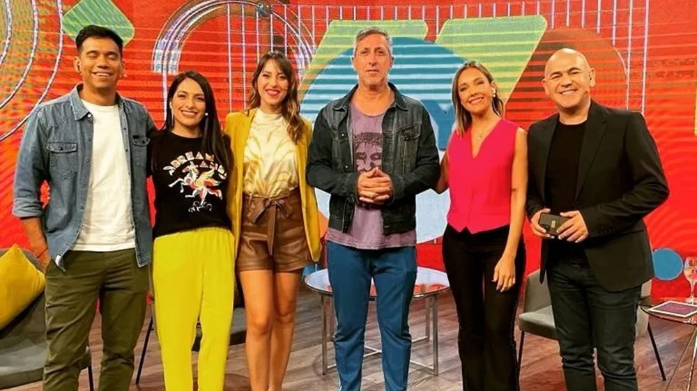 Turco Naím (centro) entrevistado en Canal 12
