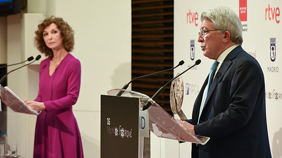 Yolanda Flores y el presidente de EGEDA, Enrique Cerezo