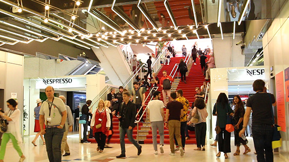 Escalera interior del Palacio de los Festivales de Cannes (ASG)