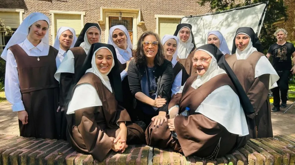 Hernández, rodeada de "Hermanas"