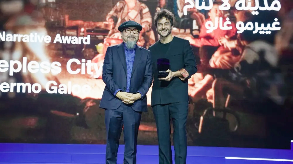 Galoe (dcha.), recibió generoso galardón en Doha