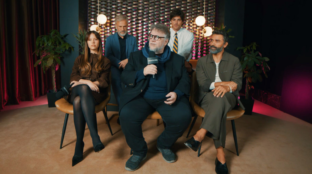 Del Toro y sus actores, en un set de Deadline