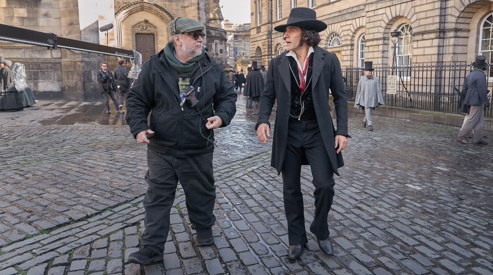 Del Toro, con Oscar Isaac, en el rodaje de "Frankenstein"