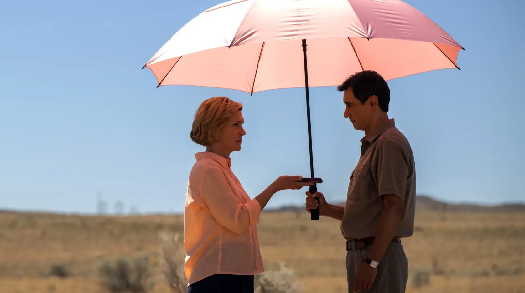 Rhea Seehorn y el colombiano Carlos-Manuel Vesga en el episodio final de "Pluribus"