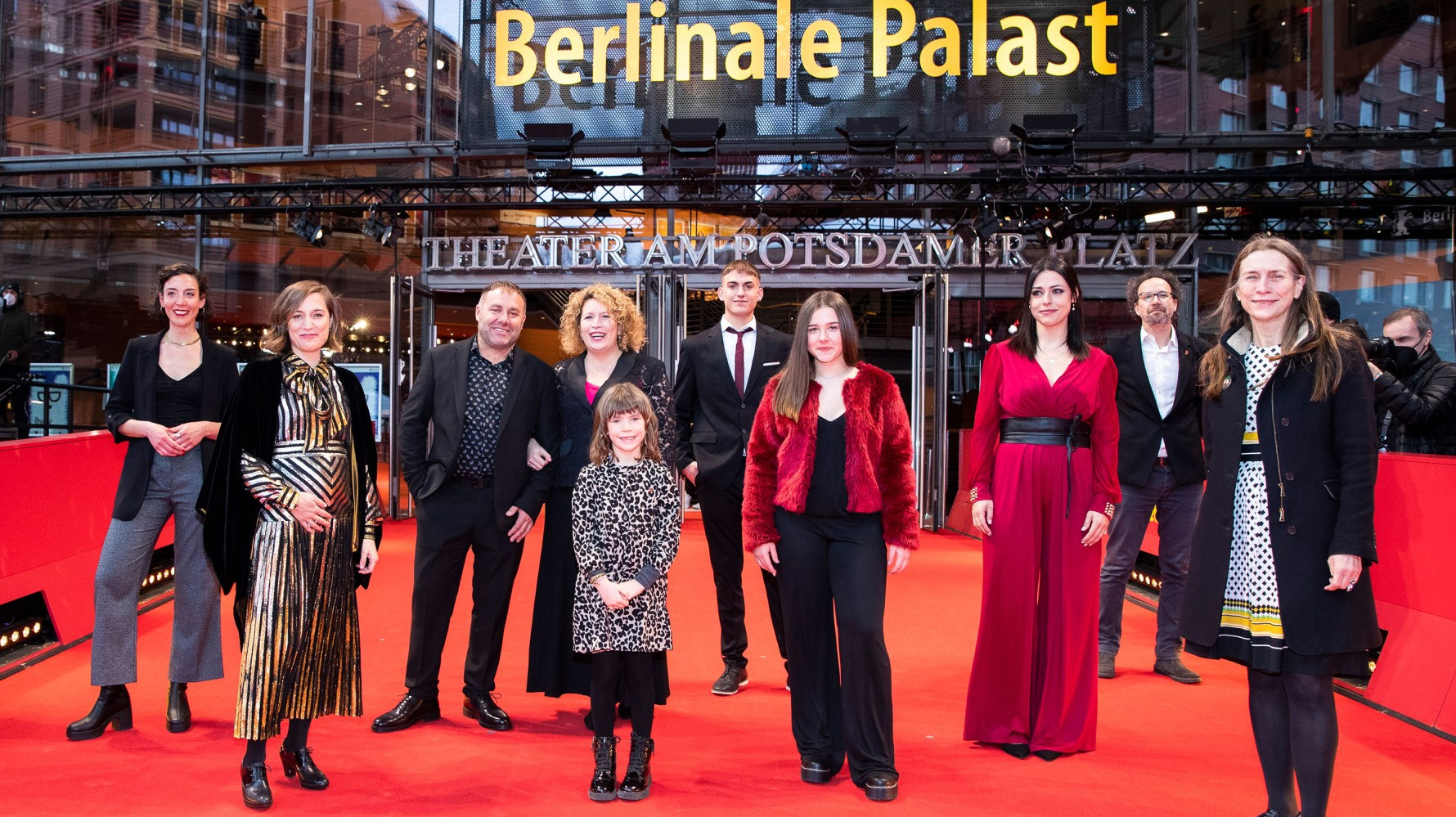 El equipo de "Alcarràs", con los responsables de la Berlinale