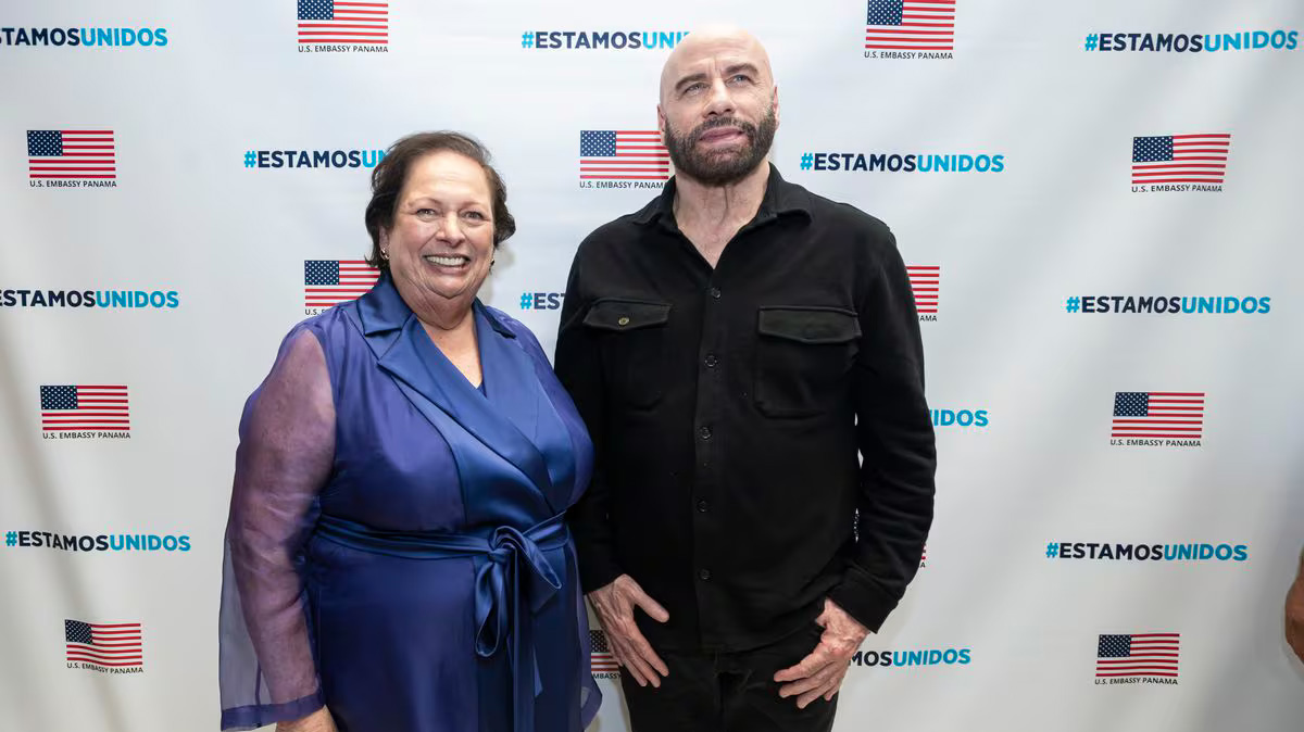 Travolta con la embajadora de su país en Panamá