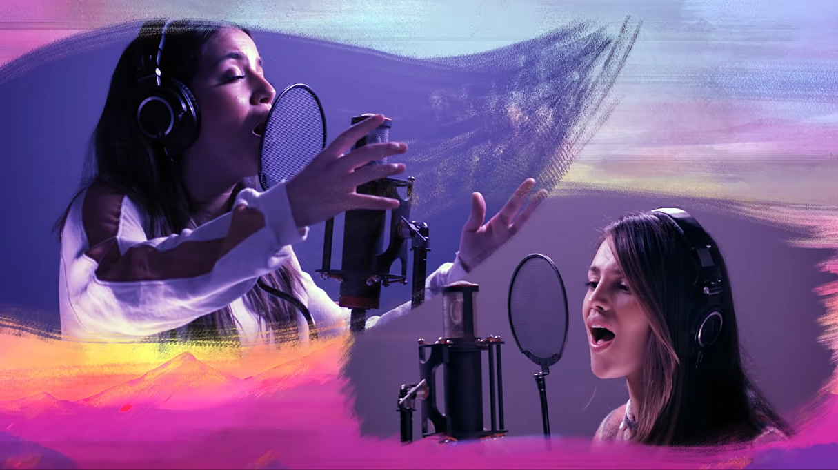 Isabela Merced y Eiza González, cantando 