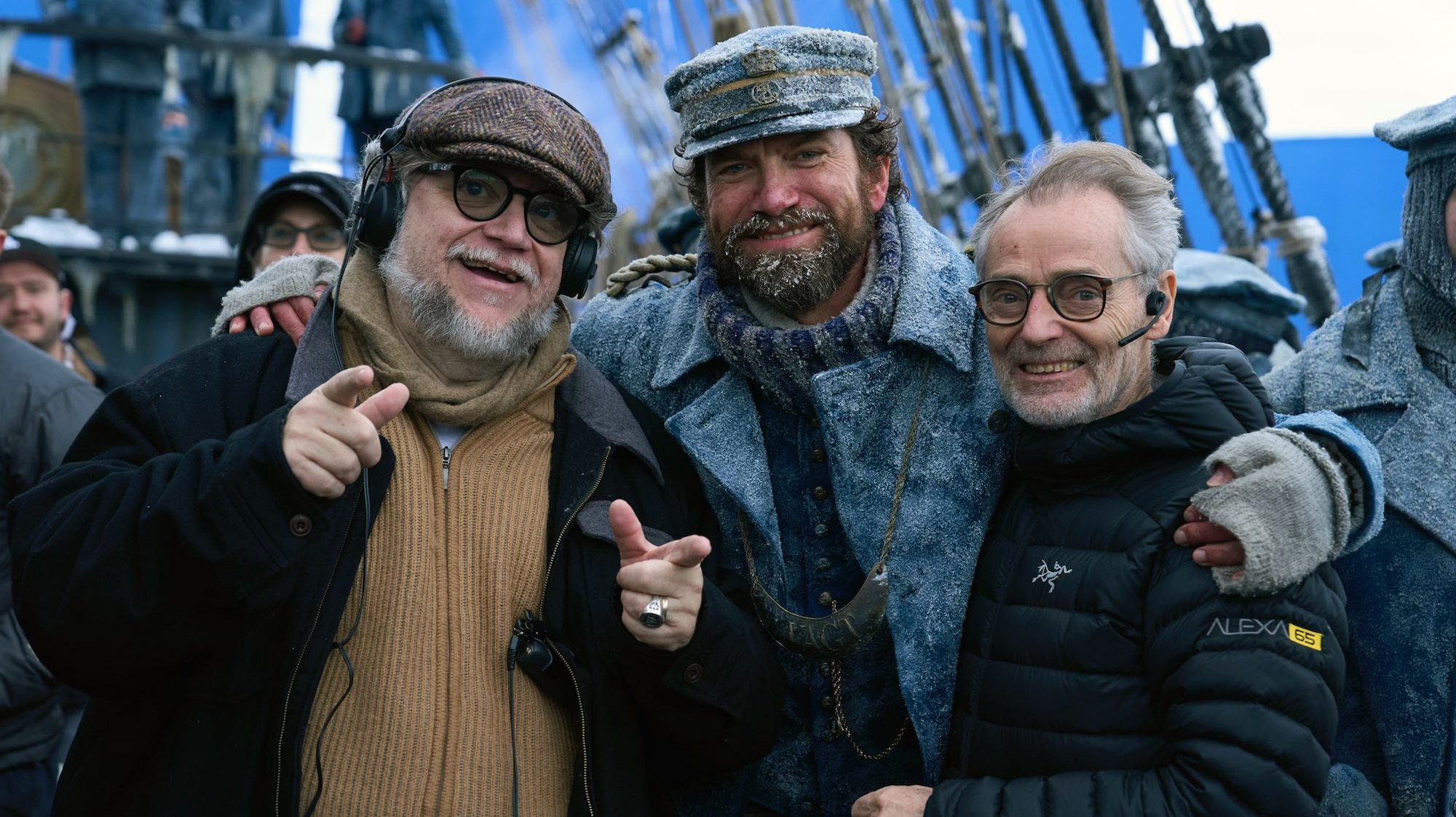 Del Toro (izq.), rodando "Frankenstein", en Ontario