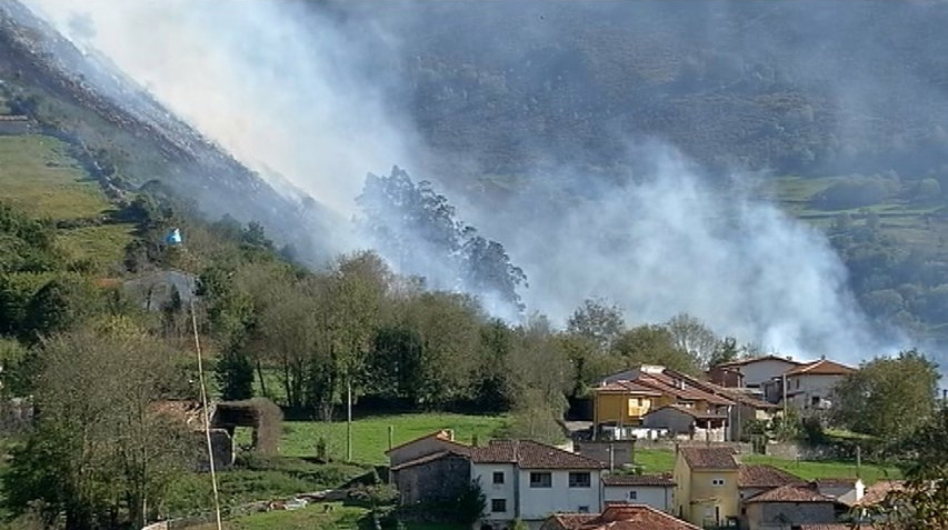 Uno de los incendios en Asturias (RTPA)