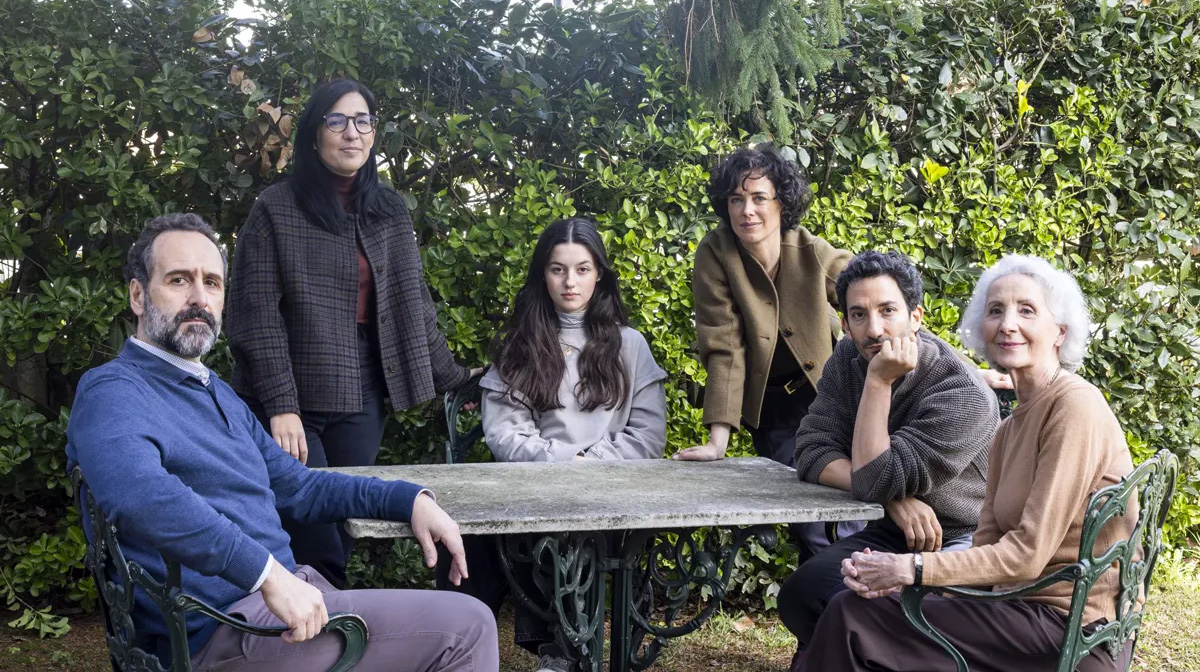 Ruiz de Azúa (segunda por la izquierda), con parte de su elenco Ruiz de Azúa (segunda por la izquierda), con parte de su elenco