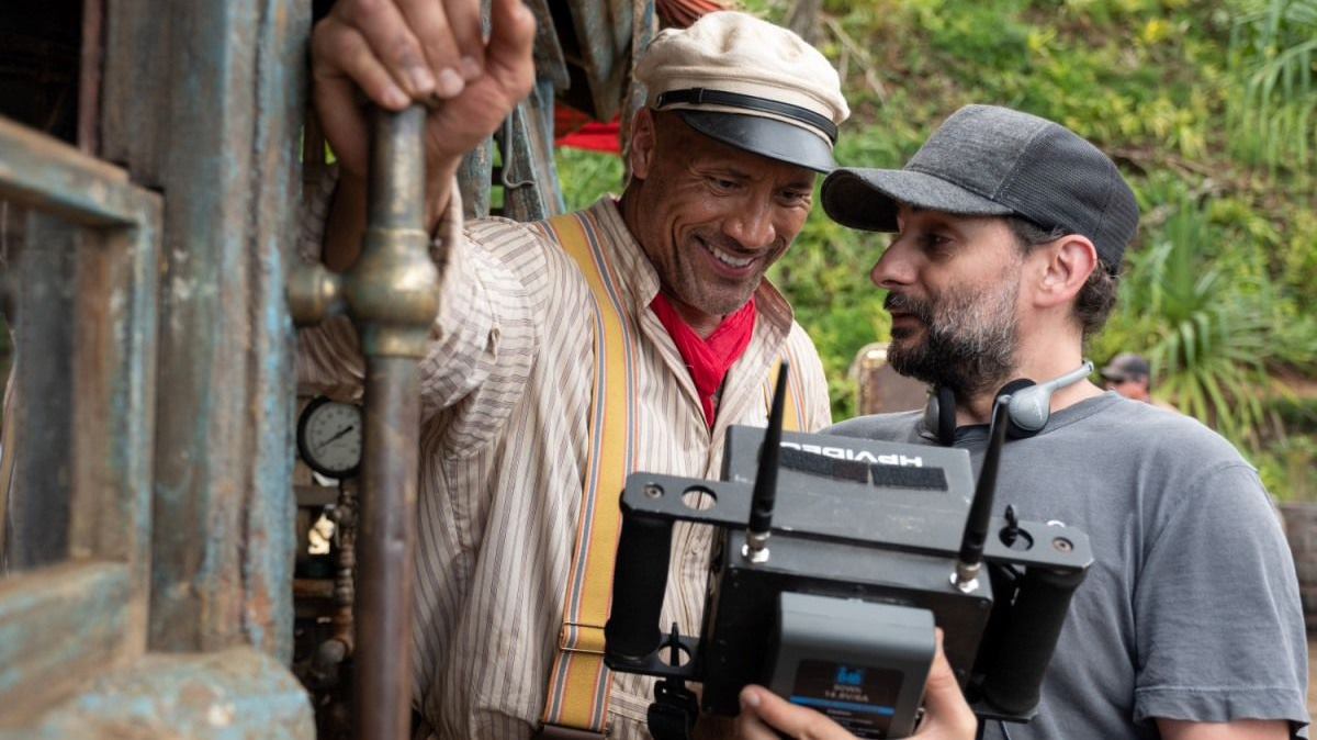 Jaume Collet-Serra, con Dwayne Johnson, en el rodaje de "Jungle Cruise"