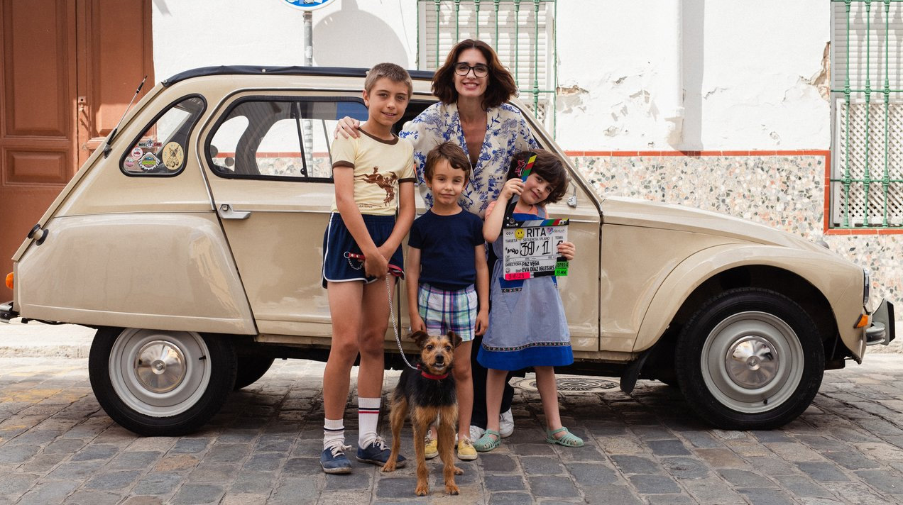 Vega, con sus pequeños actores, rodando "Rita"