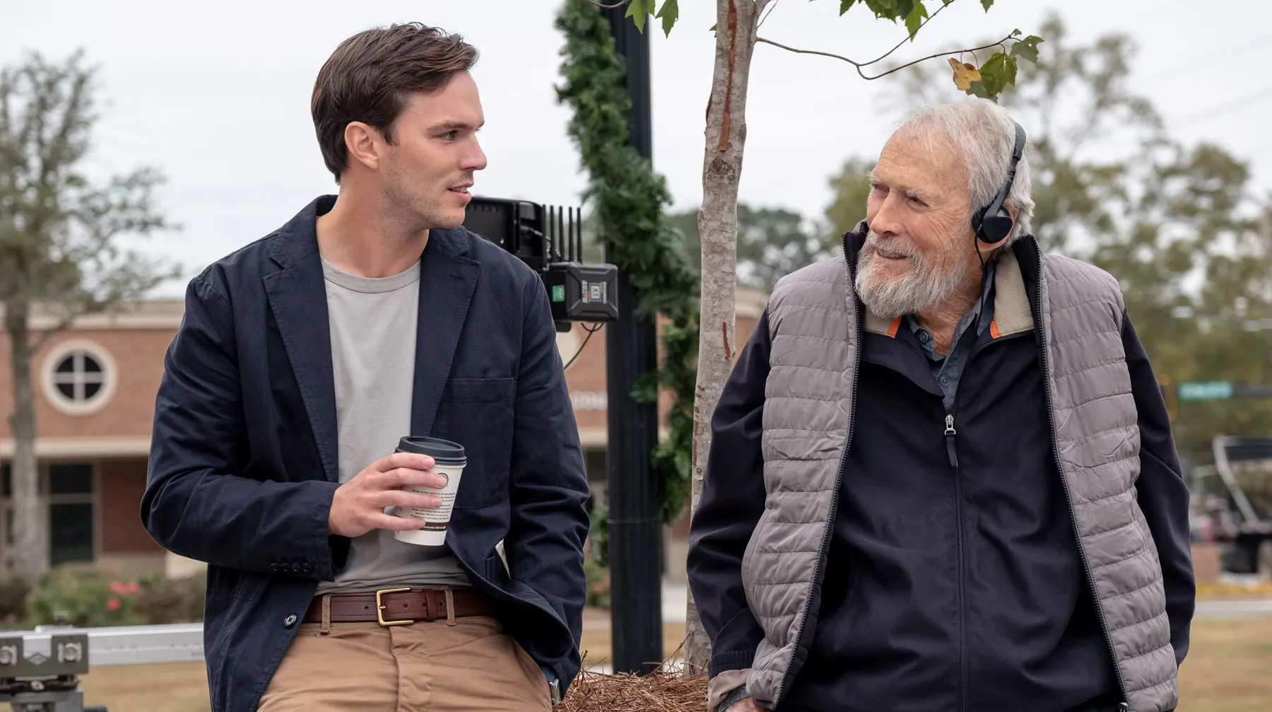 Eastwood, con Hoult, en el rodaje de "Juror no.2"