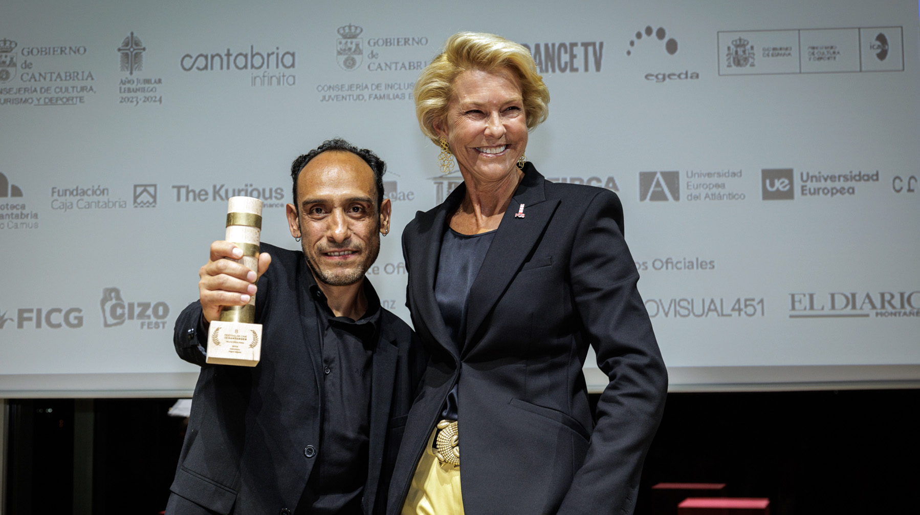 Miguel Salgado, con uno de los tres premios que logró por "Vergüenza"