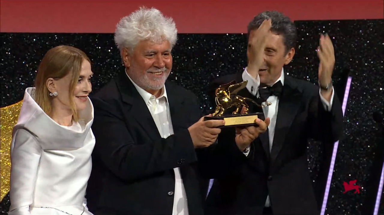 Almodóvar, con su León, la presidenta del jurado, Isabelle Huppert y el presidente de la Biennale de Venecia, Pietrangelo Buttafuoco