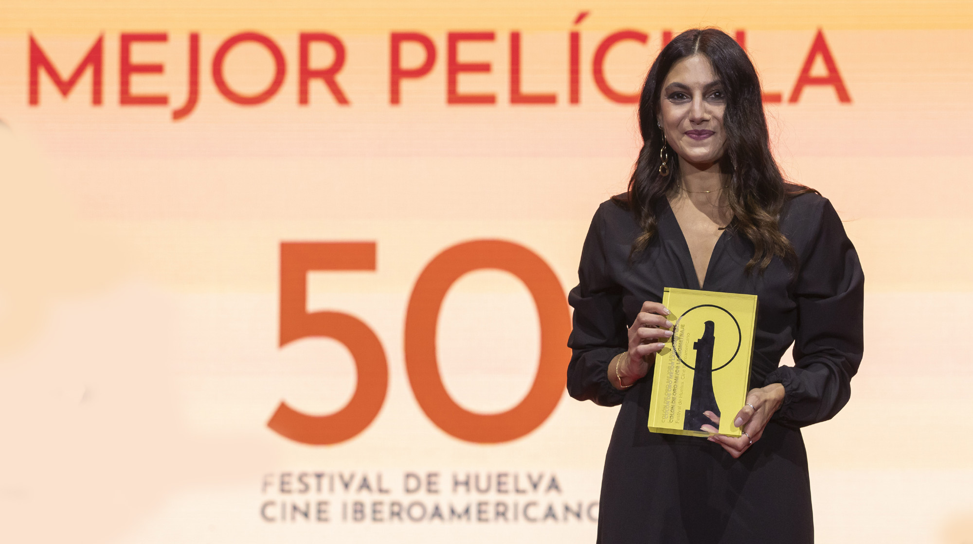 La actriz Wafa'a Halawi recogió el Colón de Oro a "Retrato de um certo Oriente"