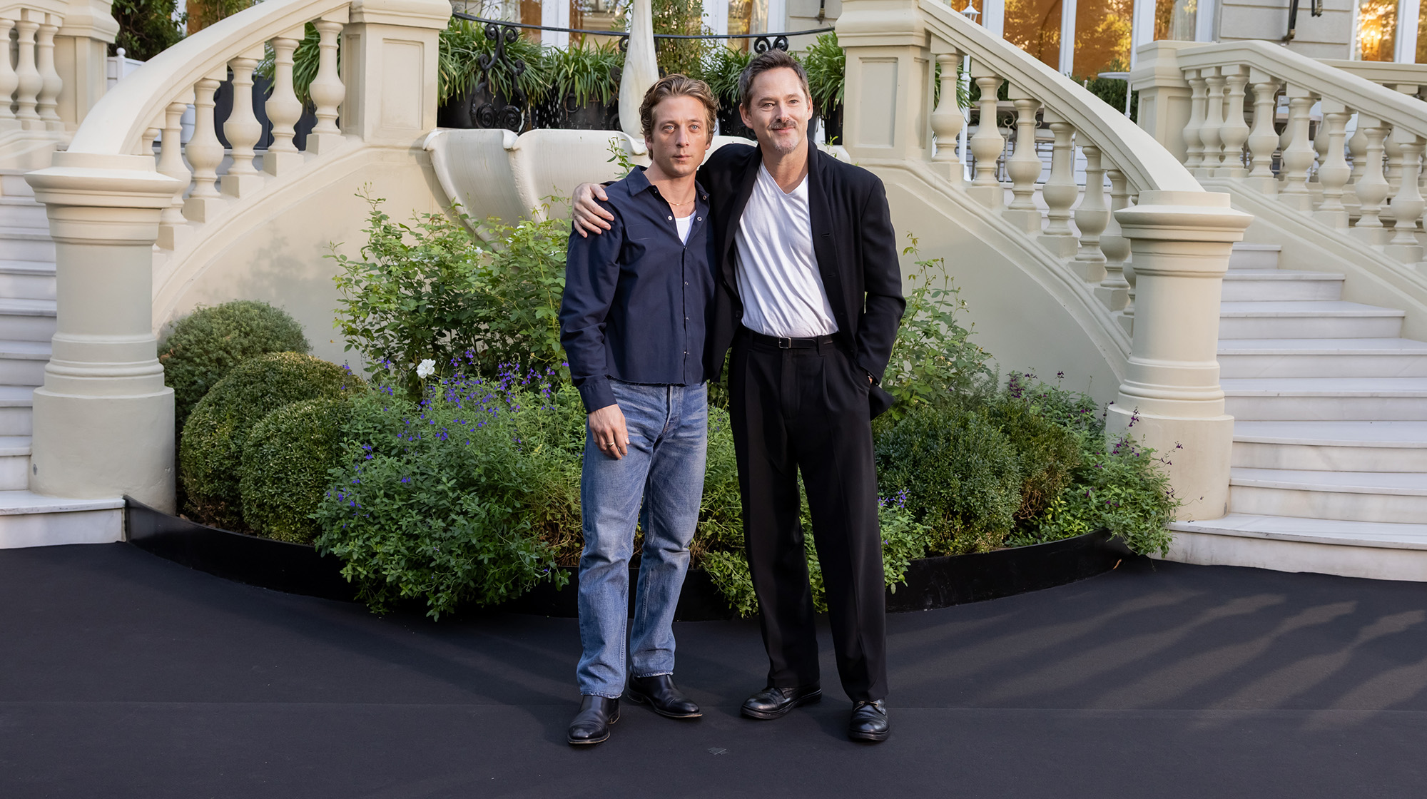 Jeremy Allen White y Scott Cooper (Disney)