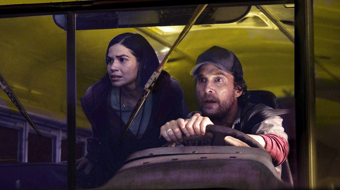 América Ferrera y Matthew McConaughey, en "The Lost Bus"