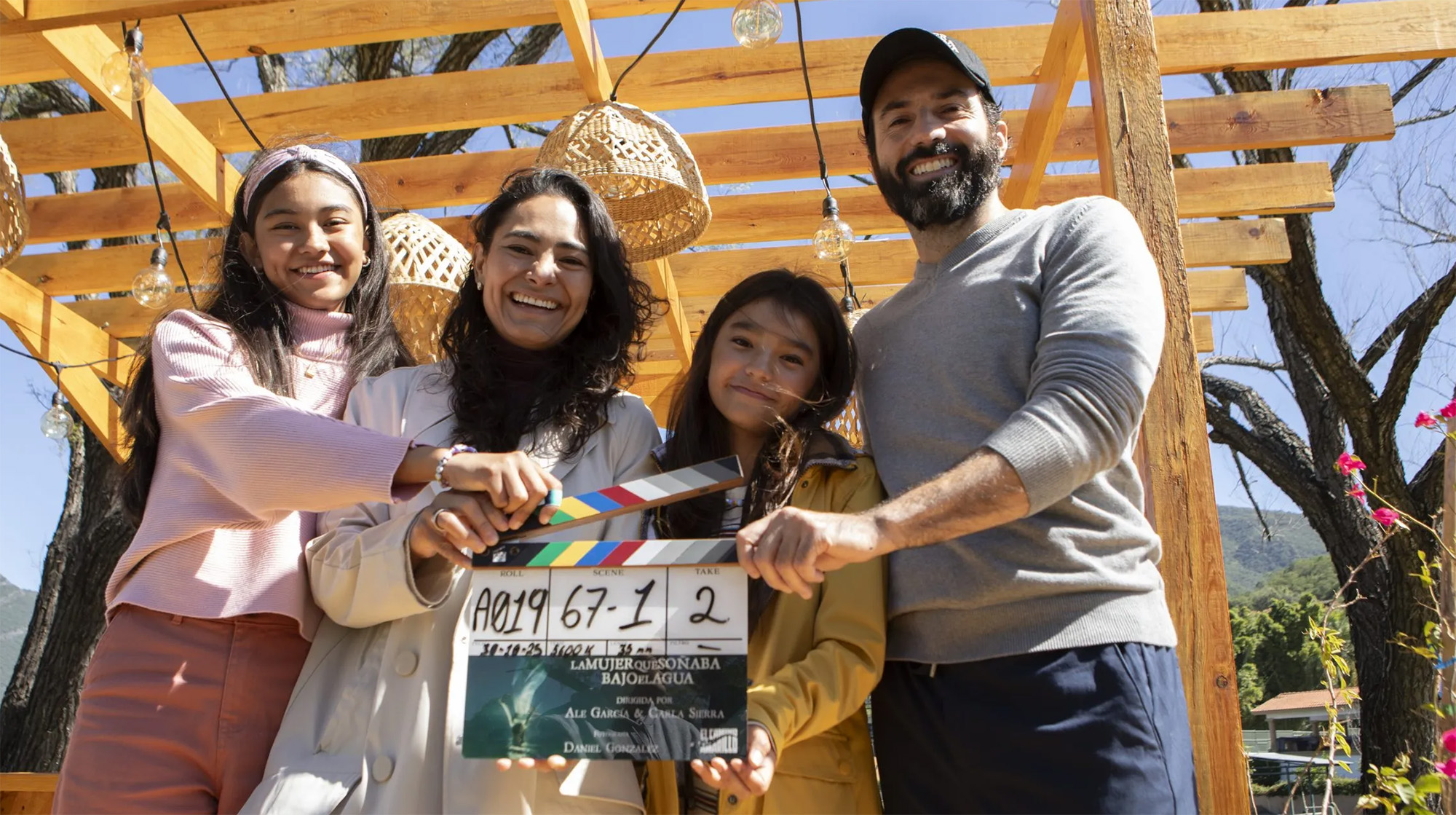 El equipo de "La mujer que soñaba bajo el agua"