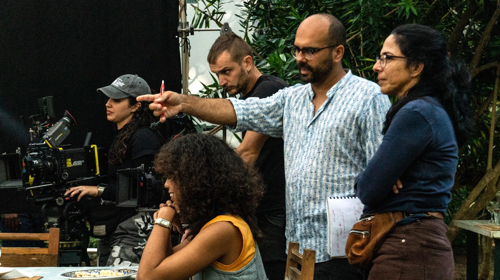 Doañas (con la mano extendida), en el rodaje de "Baracoa" (C.Cepero)