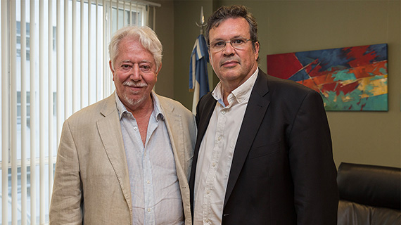 Luis Puenzo, con el ministro de Cultura, Tristán Bauer