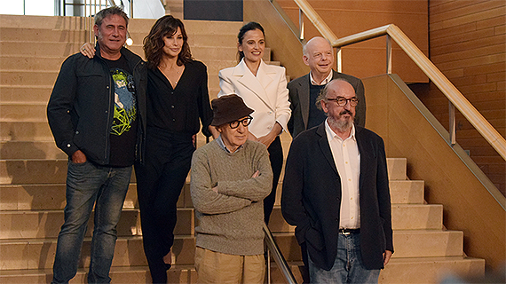 Woody Allen, con sus actores y el productor