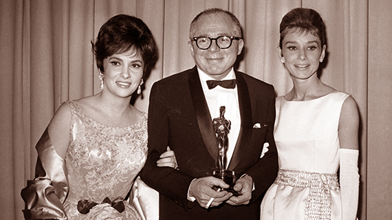 Billy Wilder, entre Gina Lollobrigida y Audrey Hepburn, con su Oscar por "El apartamento"
