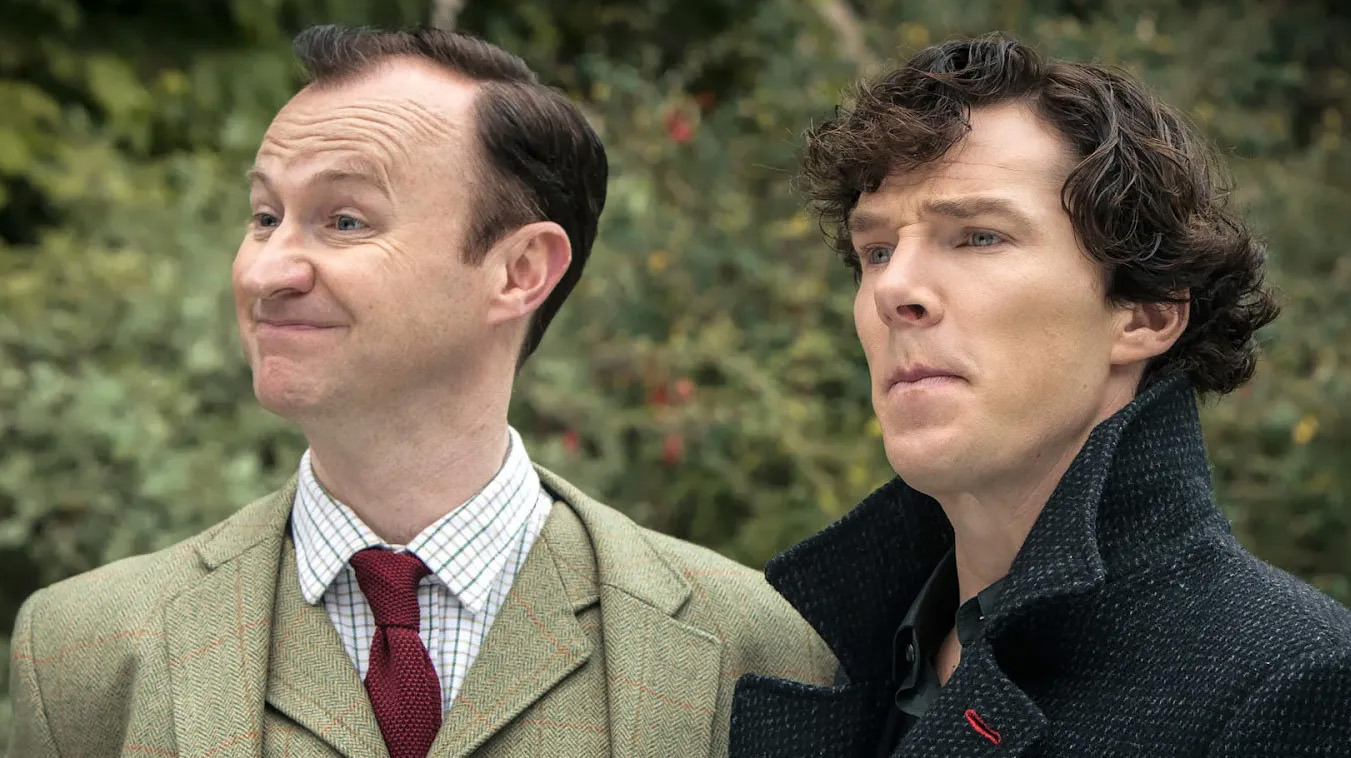 Mark Gatiss junto a Benedict Cumberbatch en la serie "Sherlock"