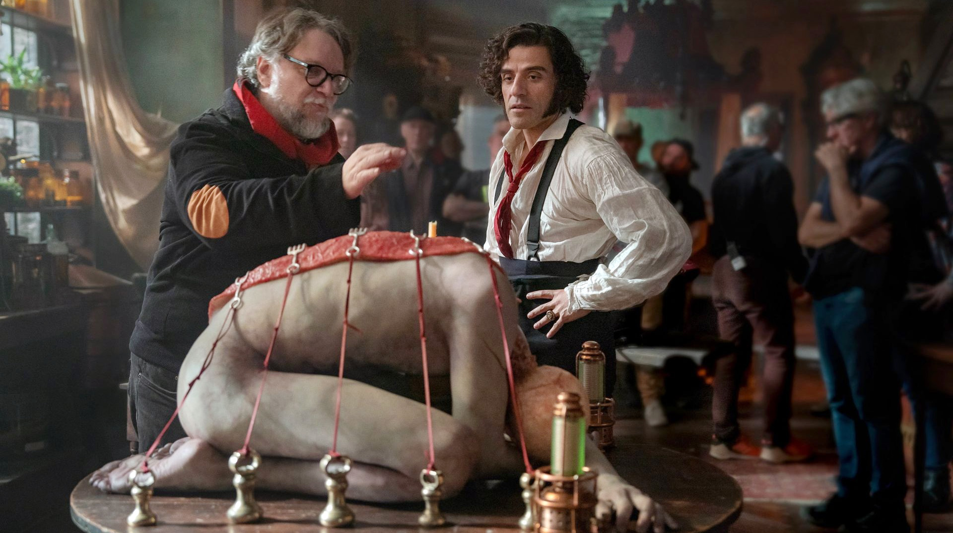 Del Toro, con Oscar Isaac, en el rodaje de "Frankenstein" Del Toro, con Oscar Isaac, en el rodaje de "Frankenstein"