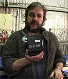 Peter Jackson muestra parte de una de las cámaras que usó en su nueva trilogía