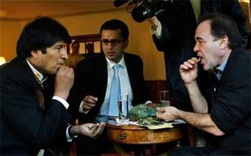 Morales y Stone mascan coca