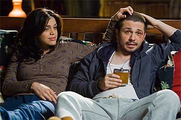 Con Vanessa Ferlito, en una escena de 'Nothing like the holidays'