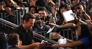 Hugh Jackman firma autógrafos a fans mexicanos (Reuters)